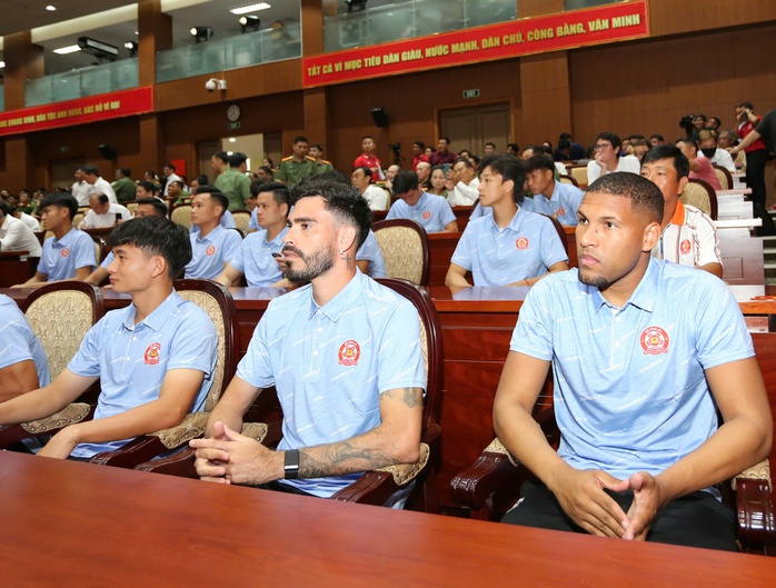 CLB Công an TP HCM ra quân hoành tráng trước mùa giải mới - Ảnh 1.