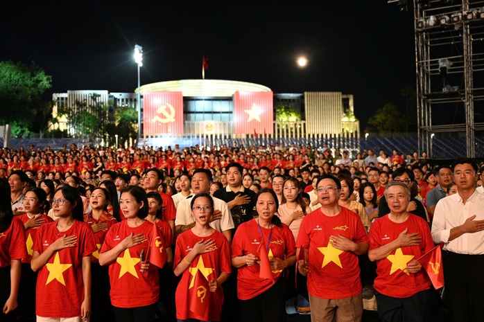 Tổng Bí thư Tô Lâm dự Chương trình chính luận nghệ thuật "Dưới cờ vinh quang"- Ảnh 9. Tổng Bí thư Tô Lâm dự Chương trình chính luận nghệ thuật "Dưới cờ vinh quang"- Ảnh 9.