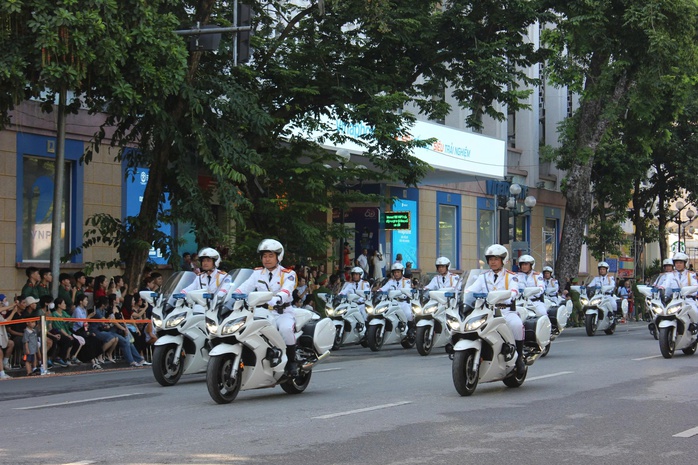 Kỵ binh diễu hành trong Nhạc hội Cảnh sát Thế giới 2025 rực rỡ bên hồ Gươm- Ảnh 1. Kỵ binh diễu hành trong Nhạc hội Cảnh sát Thế giới 2025 rực rỡ bên hồ Gươm- Ảnh 1.