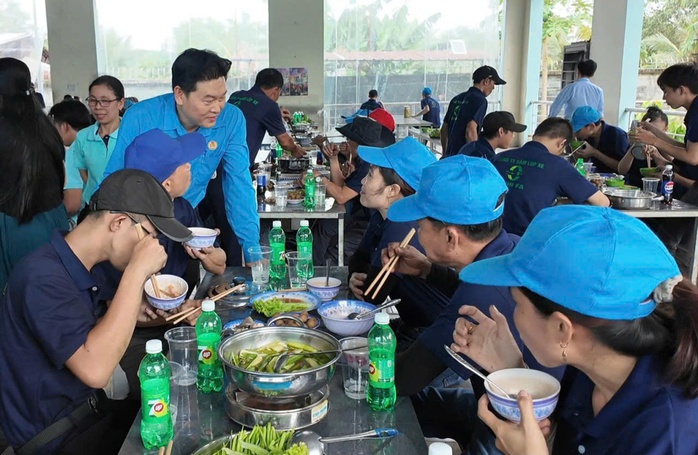 Đẩy mạnh chăm lo cho người lao động sau khi kiện toàn bộ máy Công đoàn phường, xã - Ảnh 4.