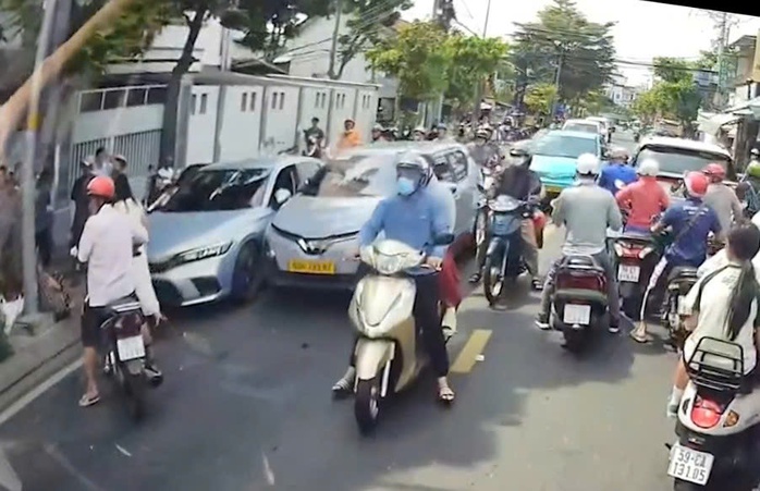Công an TP HCM xác minh nhóm người đánh nhau giữa đường - Ảnh 2. Công an TP HCM xác minh nhóm người đánh nhau giữa đường - Ảnh 2.