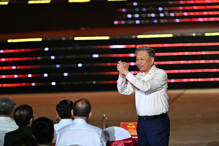Tổng Bí thư Tô Lâm dự Chương trình chính luận nghệ thuật "Dưới cờ vinh quang"- Ảnh 2. Tổng Bí thư Tô Lâm dự Chương trình chính luận nghệ thuật "Dưới cờ vinh quang"- Ảnh 2.