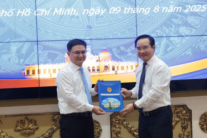 UBND TP HCM tổ chức trao quyết định cho ông Nguyễn Mạnh Cường - Ảnh 1.