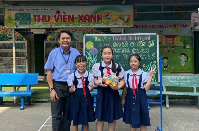 NGƯỜI THẦY KÍNH YÊU: 42 năm làm thầy giáo chủ nhiệm- Ảnh 1. NGƯỜI THẦY KÍNH YÊU: 42 năm làm thầy giáo chủ nhiệm- Ảnh 1.