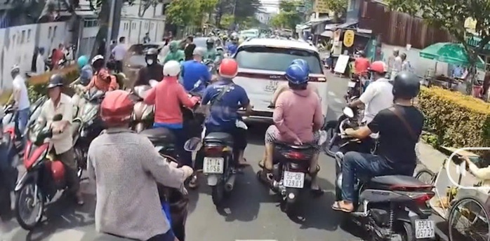 Công an TP HCM xác minh nhóm người đánh nhau giữa đường - Ảnh 1. Công an TP HCM xác minh nhóm người đánh nhau giữa đường - Ảnh 1.