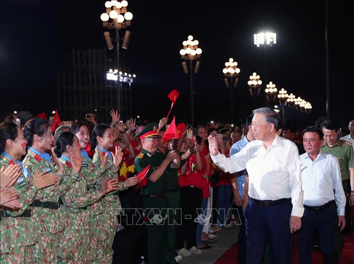Tổng Bí thư Tô Lâm dự Chương trình chính luận nghệ thuật "Dưới cờ vinh quang"- Ảnh 1. Tổng Bí thư Tô Lâm dự Chương trình chính luận nghệ thuật "Dưới cờ vinh quang"- Ảnh 1.