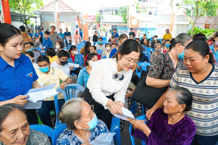 Ấm áp chương trình chăm lo an sinh xã hội tại phường Tân Tạo - Ảnh 3. Ấm áp chương trình chăm lo an sinh xã hội tại phường Tân Tạo - Ảnh 3.