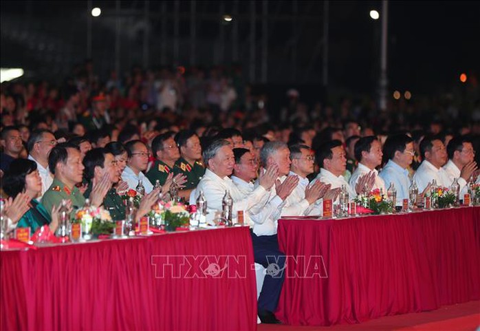 Tổng Bí thư Tô Lâm dự Chương trình chính luận nghệ thuật "Dưới cờ vinh quang"- Ảnh 3. Tổng Bí thư Tô Lâm dự Chương trình chính luận nghệ thuật "Dưới cờ vinh quang"- Ảnh 3.