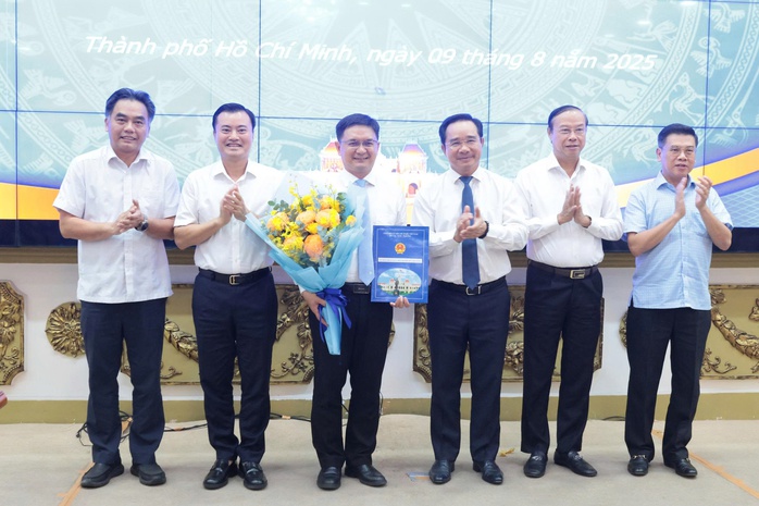 UBND TP HCM tổ chức trao quyết định cho ông Nguyễn Mạnh Cường - Ảnh 2.