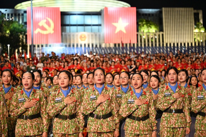 Tổng Bí thư Tô Lâm dự Chương trình chính luận nghệ thuật "Dưới cờ vinh quang"- Ảnh 8. Tổng Bí thư Tô Lâm dự Chương trình chính luận nghệ thuật "Dưới cờ vinh quang"- Ảnh 8.