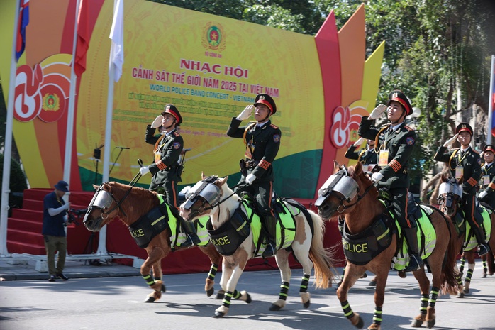 Kỵ binh diễu hành trong Nhạc hội Cảnh sát Thế giới 2025 rực rỡ bên hồ Gươm- Ảnh 2. Kỵ binh diễu hành trong Nhạc hội Cảnh sát Thế giới 2025 rực rỡ bên hồ Gươm- Ảnh 2.