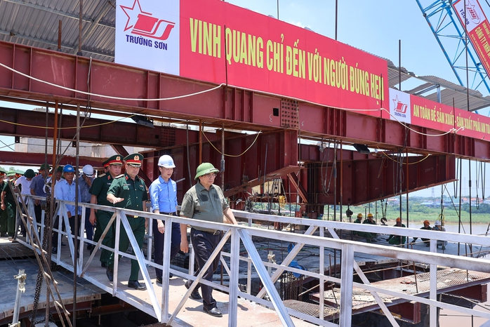 Thủ tướng kiểm tra tiến độ cầu Phong Châu, dự kiến thông xe vào tháng 10-2025- Ảnh 1. Thủ tướng kiểm tra tiến độ cầu Phong Châu, dự kiến thông xe vào tháng 10-2025- Ảnh 1.