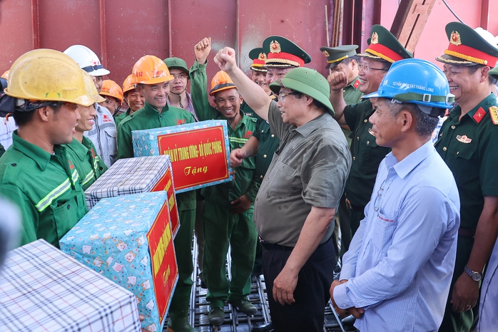 Thủ tướng kiểm tra tiến độ cầu Phong Châu, dự kiến thông xe vào tháng 10-2025- Ảnh 2. Thủ tướng kiểm tra tiến độ cầu Phong Châu, dự kiến thông xe vào tháng 10-2025- Ảnh 2.