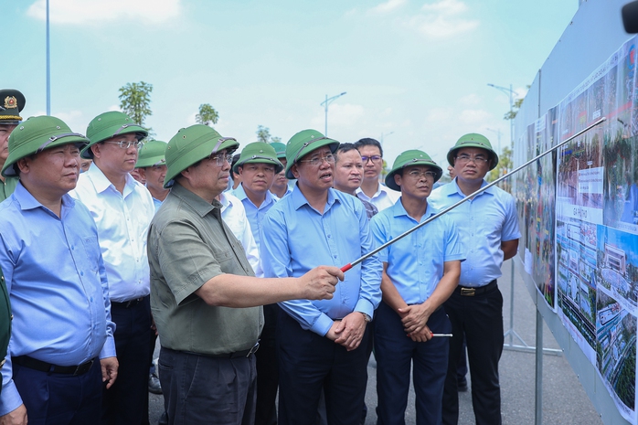 Thủ tướng kiểm tra tiến độ cầu Phong Châu, dự kiến thông xe vào tháng 10-2025- Ảnh 3. Thủ tướng kiểm tra tiến độ cầu Phong Châu, dự kiến thông xe vào tháng 10-2025- Ảnh 3.