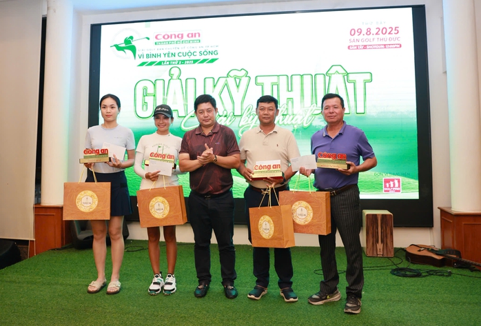 Giải Golf "Vì bình yên cuộc sống" hỗ trợ xây dựng, sửa chữa nhà ở cho cán bộ, chiến sĩ công an- Ảnh 4. Giải Golf "Vì bình yên cuộc sống" hỗ trợ xây dựng, sửa chữa nhà ở cho cán bộ, chiến sĩ công an- Ảnh 4.