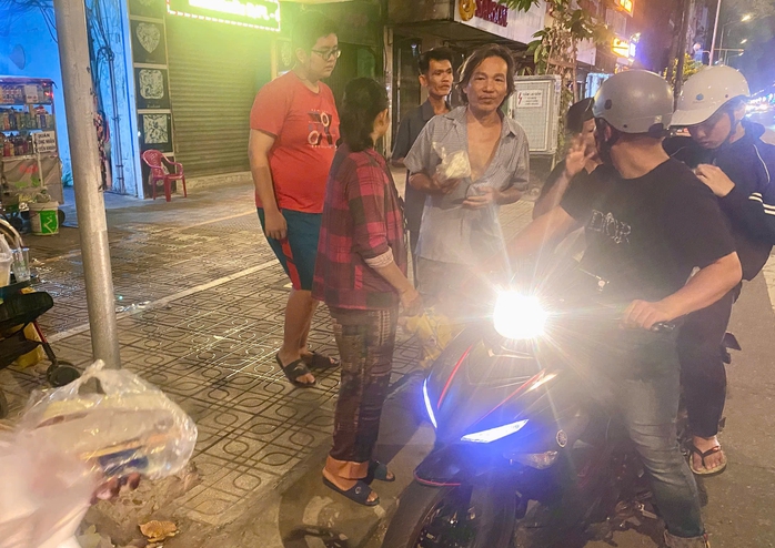 Một tối ấm áp với chương trình Bếp áo xanh tại phường Chánh Hưng , TP HCM - Ảnh 4. Một tối ấm áp với chương trình Bếp áo xanh tại phường Chánh Hưng , TP HCM - Ảnh 4.