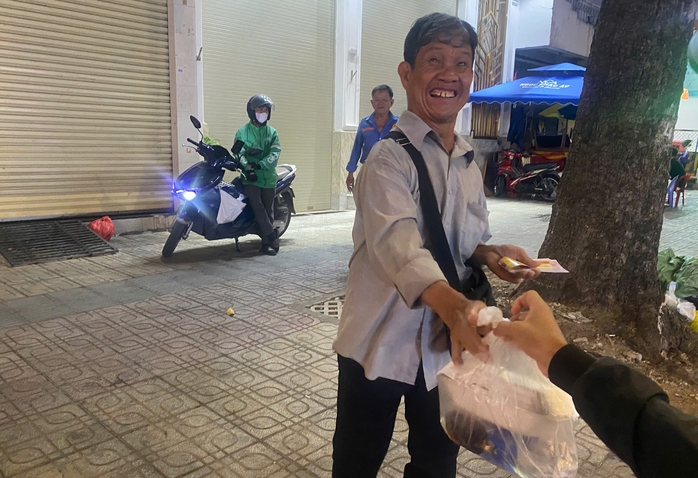 Một tối ấm áp với chương trình Bếp áo xanh tại phường Chánh Hưng , TP HCM - Ảnh 2. Một tối ấm áp với chương trình Bếp áo xanh tại phường Chánh Hưng , TP HCM - Ảnh 2.