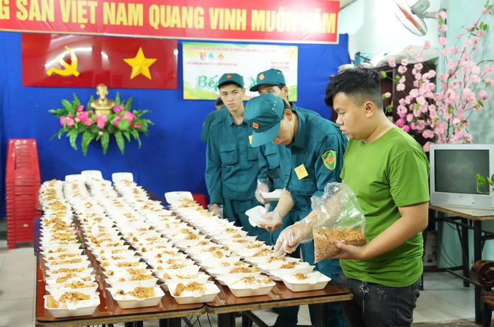 Một tối ấm áp với chương trình Bếp áo xanh tại phường Chánh Hưng , TP HCM - Ảnh 1. Một tối ấm áp với chương trình Bếp áo xanh tại phường Chánh Hưng , TP HCM - Ảnh 1.