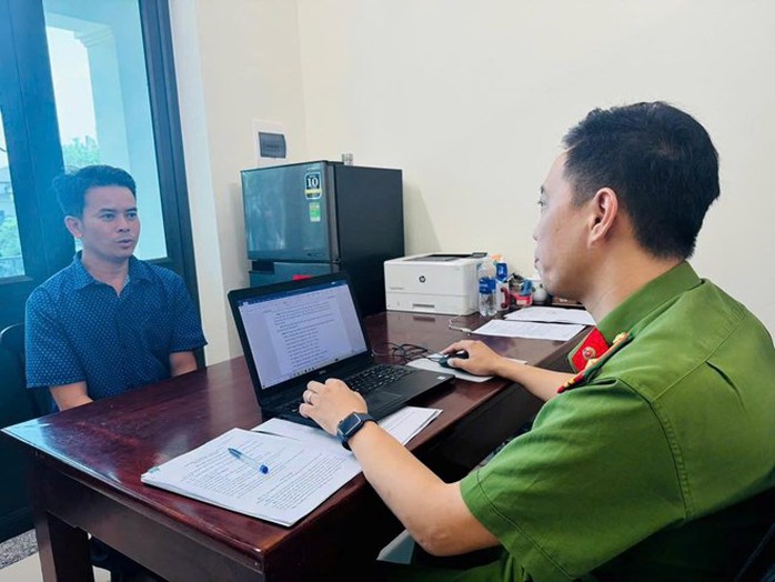 Giao xe máy cho con gây tai nạn khiến 2 người chết, 2 cha con cùng bị khởi tố- Ảnh 1. Giao xe máy cho con gây tai nạn khiến 2 người chết, 2 cha con cùng bị khởi tố- Ảnh 1.