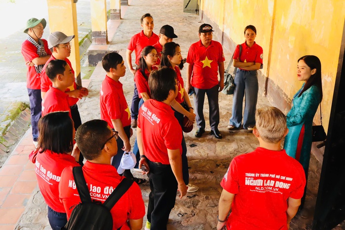 Hình ảnh Chi bộ Tòa soạn Báo Người Lao Động về nguồn tại Côn Đảo- Ảnh 1. Hình ảnh Chi bộ Tòa soạn Báo Người Lao Động về nguồn tại Côn Đảo- Ảnh 1.