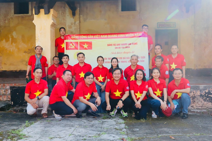 Hình ảnh Chi bộ Tòa soạn Báo Người Lao Động về nguồn tại Côn Đảo- Ảnh 8. Hình ảnh Chi bộ Tòa soạn Báo Người Lao Động về nguồn tại Côn Đảo- Ảnh 8.