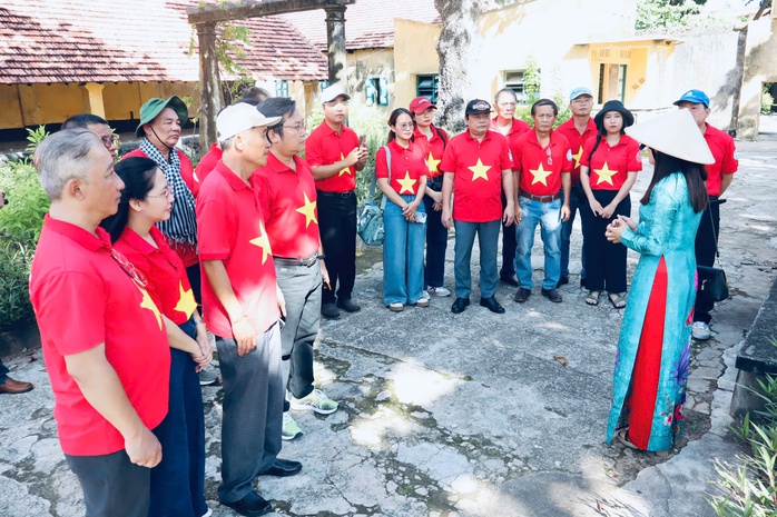 Hình ảnh Chi bộ Tòa soạn Báo Người Lao Động về nguồn tại Côn Đảo- Ảnh 9. Hình ảnh Chi bộ Tòa soạn Báo Người Lao Động về nguồn tại Côn Đảo- Ảnh 9.