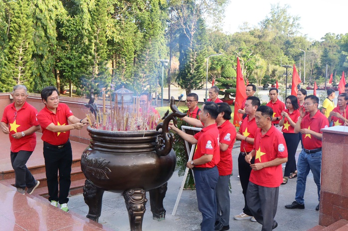 Hình ảnh Chi bộ Tòa soạn Báo Người Lao Động về nguồn tại Côn Đảo- Ảnh 5. Hình ảnh Chi bộ Tòa soạn Báo Người Lao Động về nguồn tại Côn Đảo- Ảnh 5.