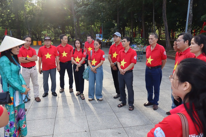 Hình ảnh Chi bộ Tòa soạn Báo Người Lao Động về nguồn tại Côn Đảo- Ảnh 10. Hình ảnh Chi bộ Tòa soạn Báo Người Lao Động về nguồn tại Côn Đảo- Ảnh 10.
