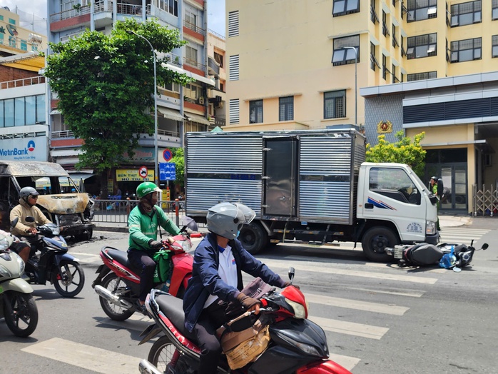 Thông tin mới vụ cháy dữ dội ô tô 16 chỗ lúc giữa trưa ở TP HCM- Ảnh 1. Thông tin mới vụ cháy dữ dội ô tô 16 chỗ lúc giữa trưa ở TP HCM- Ảnh 1.