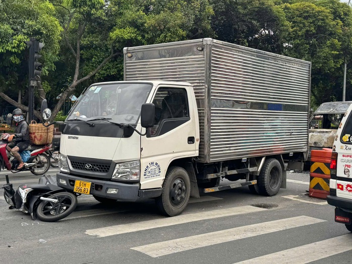 Thông tin mới vụ cháy dữ dội ô tô 16 chỗ lúc giữa trưa ở TP HCM- Ảnh 2. Thông tin mới vụ cháy dữ dội ô tô 16 chỗ lúc giữa trưa ở TP HCM- Ảnh 2.