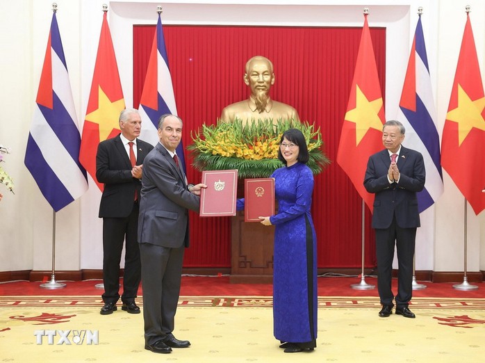 Tổng Bí thư Tô Lâm và Bí thư thứ Nhất, Chủ tịch nước Cuba chứng kiến Lễ trao các văn kiện hợp tác- Ảnh 1. Tổng Bí thư Tô Lâm và Bí thư thứ Nhất, Chủ tịch nước Cuba chứng kiến Lễ trao các văn kiện hợp tác- Ảnh 1.