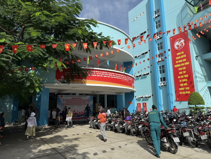 Người dân TP HCM đi nhận quà Quốc khánh: vui như ngày hội - Ảnh 1.