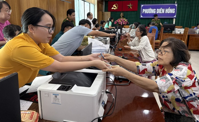 Người dân TP HCM đi nhận quà Quốc khánh: vui như ngày hội - Ảnh 7.