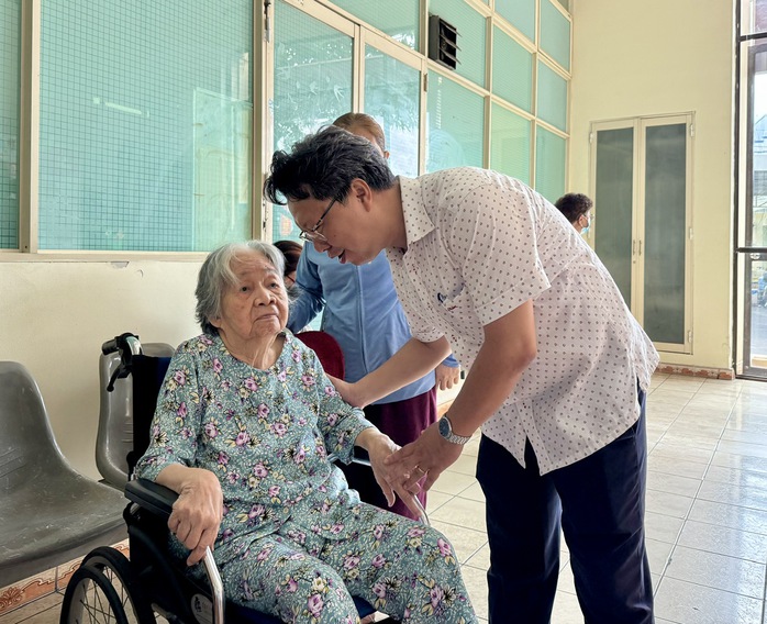 Người dân TP HCM đi nhận quà Quốc khánh: vui như ngày hội - Ảnh 5.
