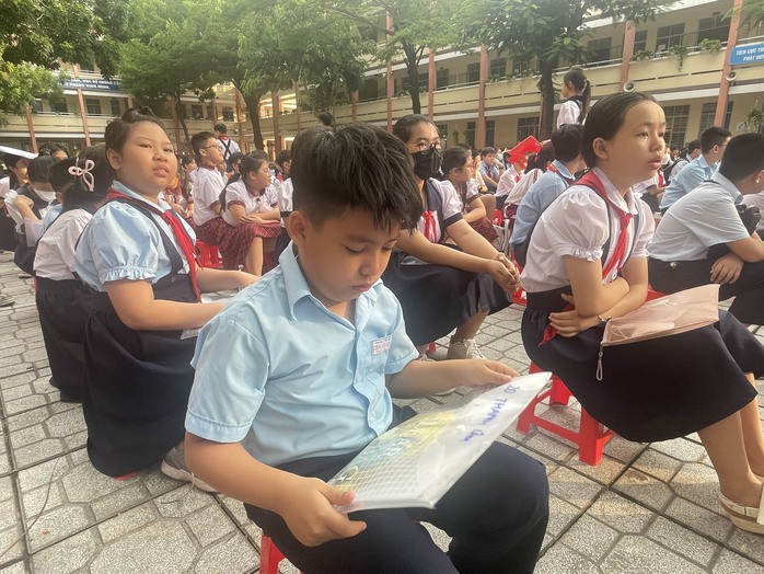 Nắng n&oacute;ng gay gắt, k&eacute;o d&agrave;i: Sở GD-ĐT TPHCM đề nghị trường học chủ động điều chỉnh thời kh&oacute;a biểu - Ảnh 1.