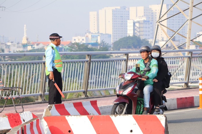 Hình ảnh xe cứu thương "chật vật" di chuyển trên Quốc lộ 13- Ảnh 5. Hình ảnh xe cứu thương "chật vật" di chuyển trên Quốc lộ 13- Ảnh 5.
