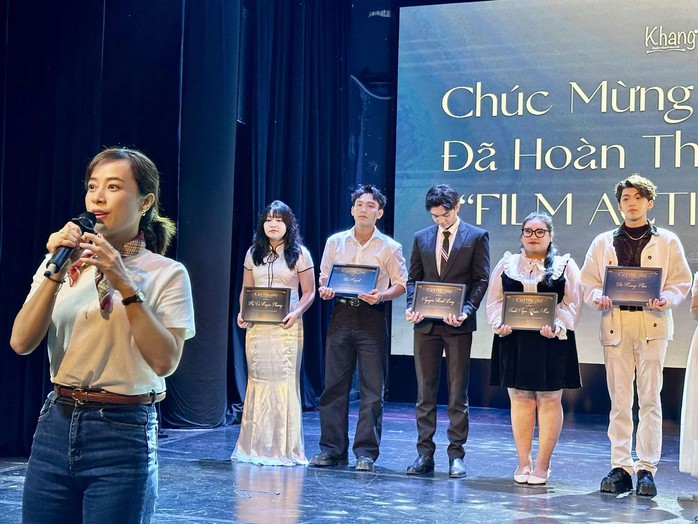 NSƯT Vũ Xuân Trang có thêm một "lứa gà con" với ba phim ngắn cảm xúc- Ảnh 3. NSƯT Vũ Xuân Trang có thêm một "lứa gà con" với ba phim ngắn cảm xúc- Ảnh 3.