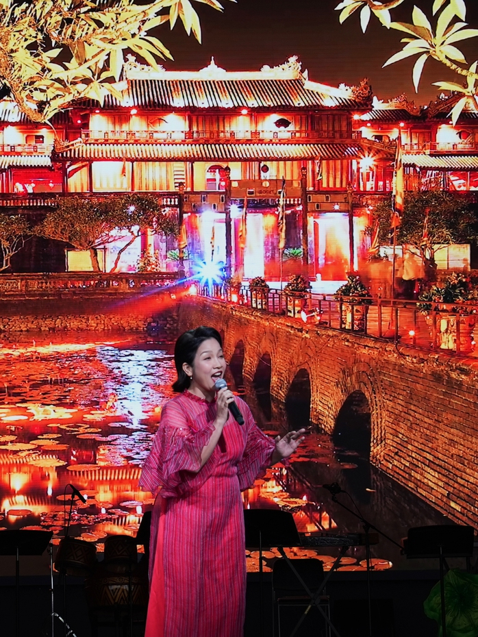 Ca sĩ Mỹ Linh rạng rỡ tại Expo 2025 Osaka- Ảnh 1. Ca sĩ Mỹ Linh rạng rỡ tại Expo 2025 Osaka- Ảnh 1.