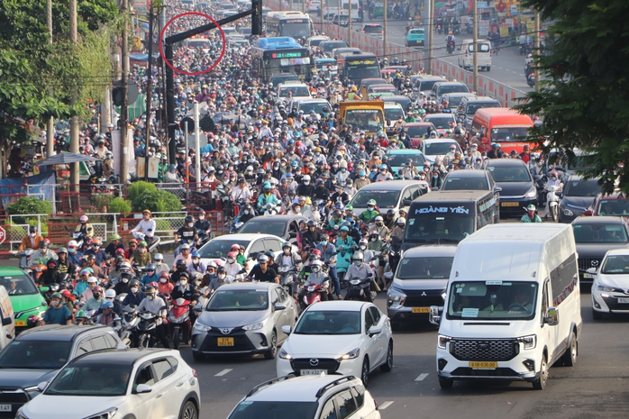 Hình ảnh xe cứu thương "chật vật" di chuyển trên Quốc lộ 13- Ảnh 3. Hình ảnh xe cứu thương "chật vật" di chuyển trên Quốc lộ 13- Ảnh 3.