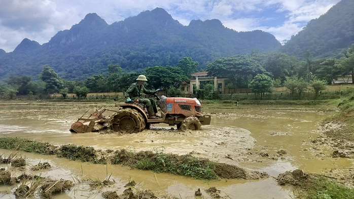 Lính biên phòng Quảng Trị về bản dựng nhà, gieo mạ cùng dân- Ảnh 4. Lính biên phòng Quảng Trị về bản dựng nhà, gieo mạ cùng dân- Ảnh 4.