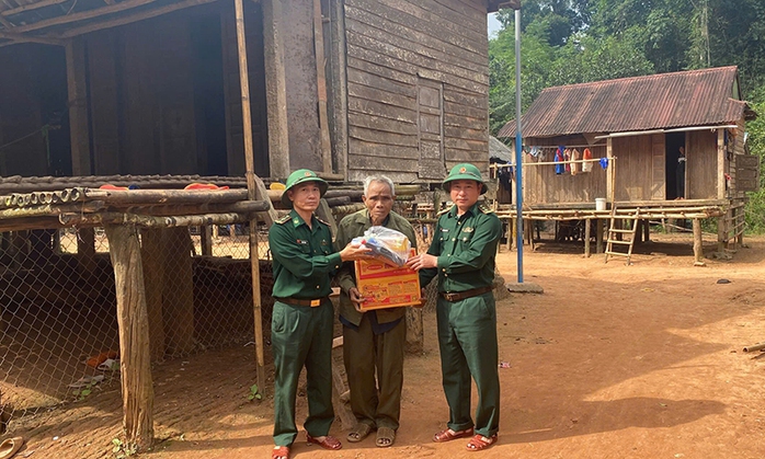 Lính biên phòng Quảng Trị về bản dựng nhà, gieo mạ cùng dân- Ảnh 9. Lính biên phòng Quảng Trị về bản dựng nhà, gieo mạ cùng dân- Ảnh 9.