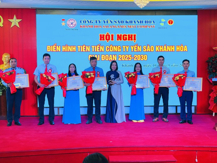 Khen thưởng nhiều điển hình tiên tiến Yến Sào Khánh Hòa- Ảnh 4. Khen thưởng nhiều điển hình tiên tiến Yến Sào Khánh Hòa- Ảnh 4.