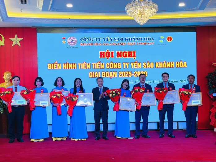 Khen thưởng nhiều điển hình tiên tiến Yến Sào Khánh Hòa- Ảnh 3. Khen thưởng nhiều điển hình tiên tiến Yến Sào Khánh Hòa- Ảnh 3.