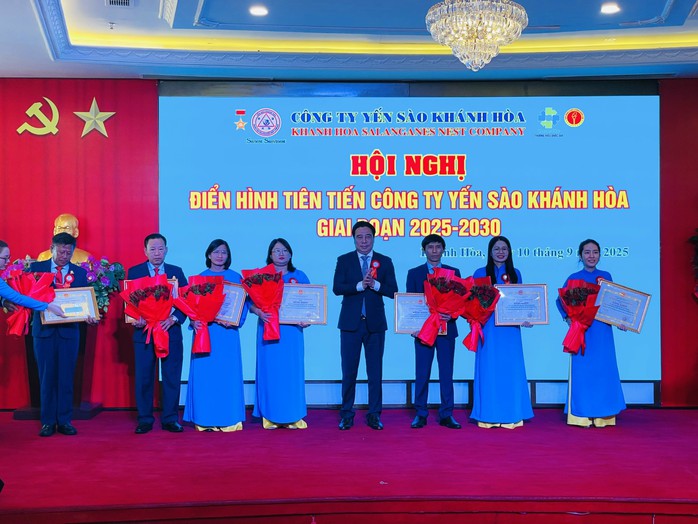 Khen thưởng nhiều điển hình tiên tiến Yến Sào Khánh Hòa- Ảnh 1. Khen thưởng nhiều điển hình tiên tiến Yến Sào Khánh Hòa- Ảnh 1.