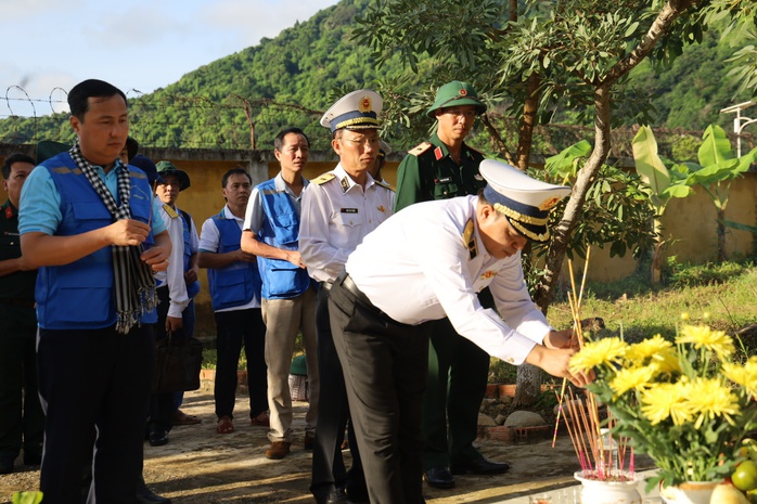 Ấm tình TP HCM với cán bộ, chiến sĩ và nhân dân đảo Hòn Khoai, Hòn Chuối - Ảnh 1.
