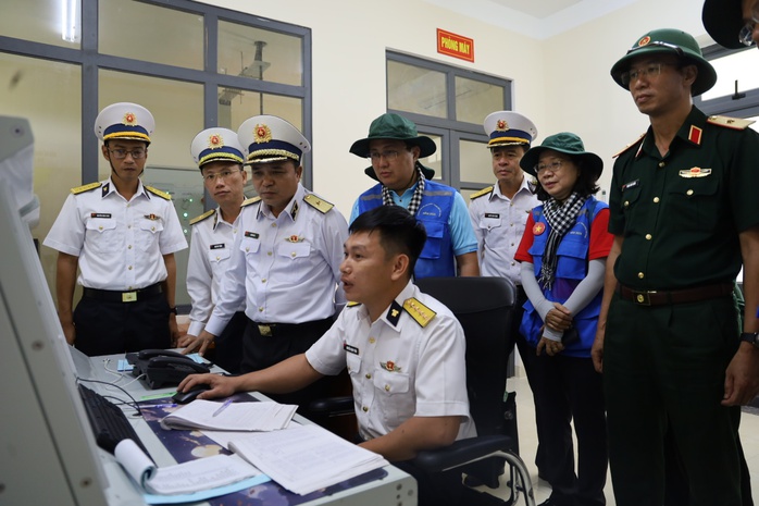 Ấm tình TP HCM với cán bộ, chiến sĩ và nhân dân đảo Hòn Khoai, Hòn Chuối - Ảnh 3.