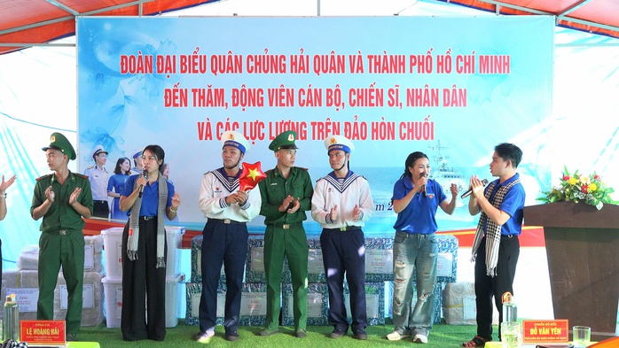 Ấm tình TP HCM với cán bộ, chiến sĩ và nhân dân đảo Hòn Khoai, Hòn Chuối - Ảnh 4.