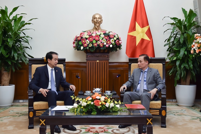 Quyền Bộ trưởng Ngọai giao Lê Hòai Trung tiếp Đại sứ Trung Quốc Hà Vĩ tại Hà Nội - Ảnh 3.