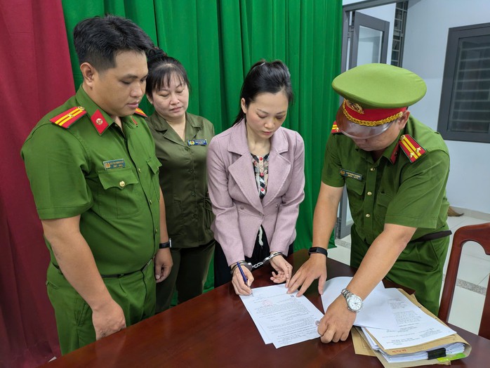 Chủ nha khoa Tuyết Chinh bị bắt vì hành hung khách hàng tại cơ sở nha khoa - Ảnh 1. Chủ nha khoa Tuyết Chinh bị bắt vì hành hung khách hàng tại cơ sở nha khoa - Ảnh 1.