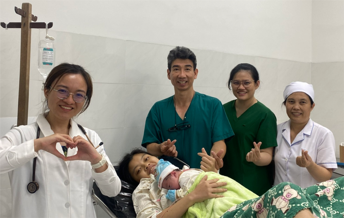 Sinh con an toàn tại Côn Đảo không cần vào đất liền: Niềm vui của gia đình và y bác sĩ - Ảnh 1. Sinh con an toàn tại Côn Đảo không cần vào đất liền: Niềm vui của gia đình và y bác sĩ - Ảnh 1.